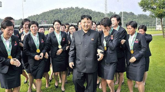 Kim Jong-un junto a sus sirvientas personales (Foto: Infobae)