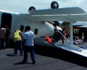 Otra aeronave accidentada en Bolívar… se fue de frente y se volteó (FOTOS)