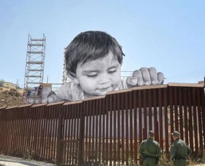 La foto de un bebé gigante se asoma en la frontera de México y Estados Unidos