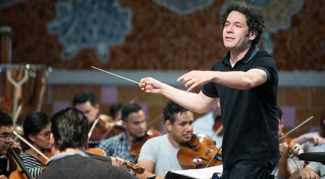 Ensayo del director Gustavo Dudamel con la Orquesta Sinfónica Simón Bolívar el pasado marzo en el Palau de la Música de Barcelona. ALBERT GARCÍA