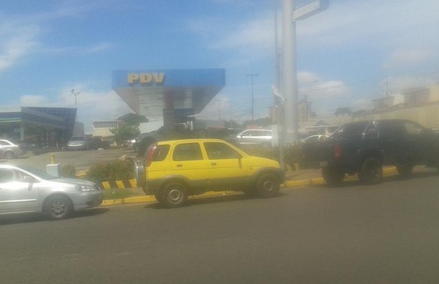 Vehículos esperan para surtir gasolina en Ciudad Guayana, estado Bolívar // Foto @LosOlivosInfo 