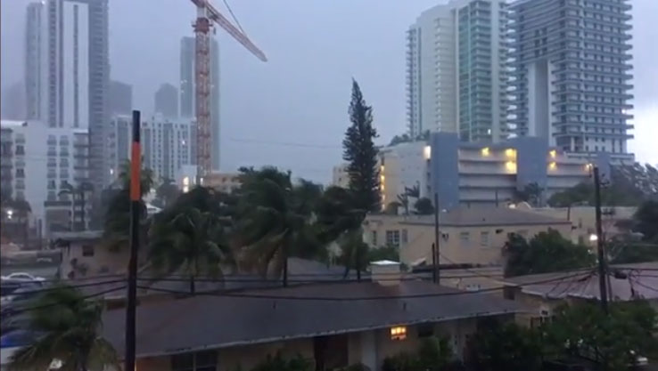 El viento hace girar una grúa de construcción en Miami antes de la llegada de Irma (video)