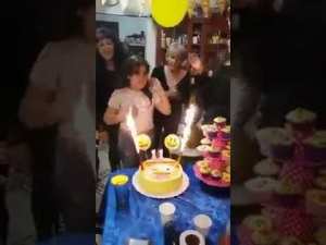 De terror … Terminó envuelta en llamas tras apagar las velas de su torta (VIDEO)