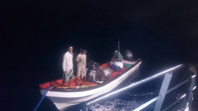 Pescadores rescatados en el Muelle de la Zorra en Vargas // Foto @galindojorgemij 