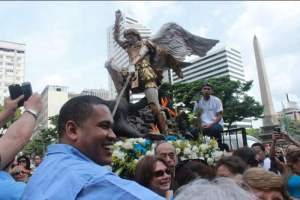 Multitudinaria procesión de San Miguel Arcángel saldrá en hombros desde Altamira