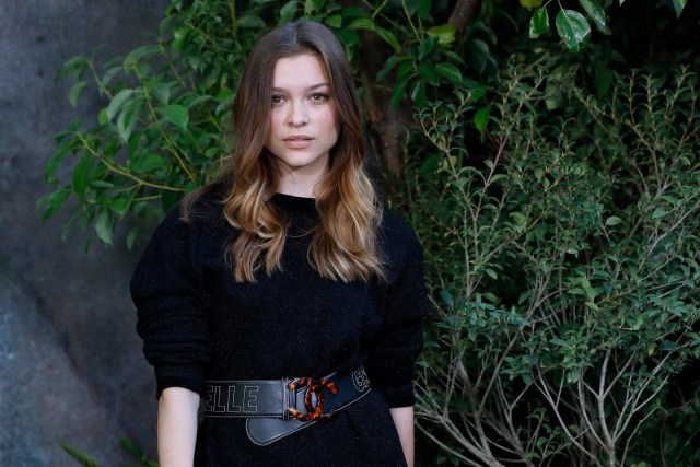 British actress Sophie Cookson poses during a photocall prior to the Chanel women's 2018 Spring/Summer ready-to-wear collection fashion show in Paris, on October 3, 2017.  / AFP PHOTO / FRANCOIS GUILLOT