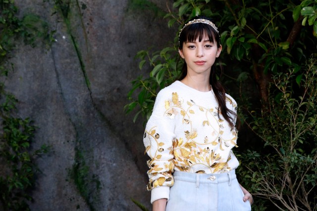 Japanese actress Ayami Nakajo poses during a photocall prior to the Chanel women's 2018 Spring/Summer ready-to-wear collection fashion show in Paris, on October 3, 2017. / AFP PHOTO / FRANCOIS GUILLOT