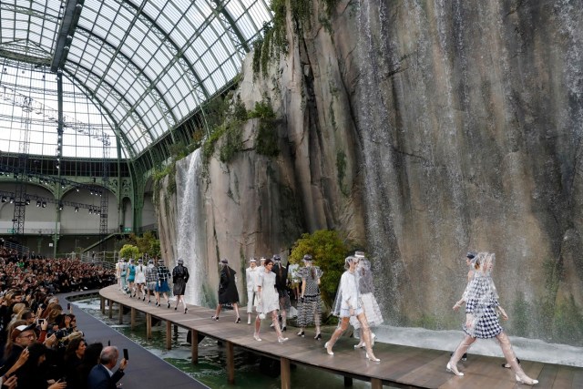 Models present creations for Chanel during the women's 2018 Spring/Summer ready-to-wear collection fashion show in Paris, on October 3, 2017. / AFP PHOTO / Patrick KOVARIK