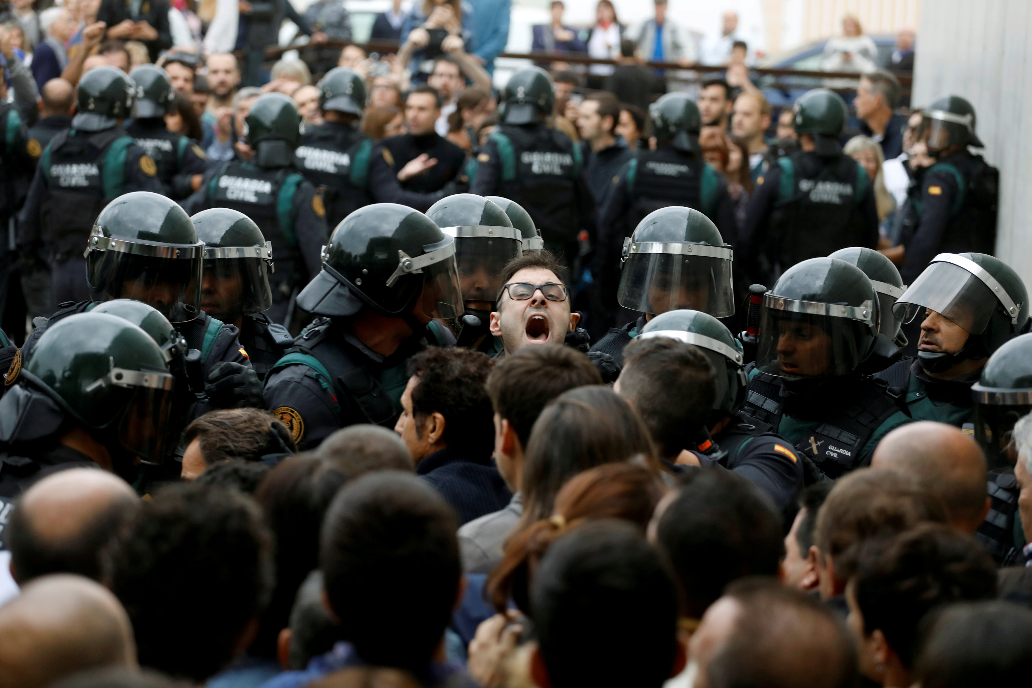 Casi 40 heridos en cargas policiales en Cataluña contra el referendo
