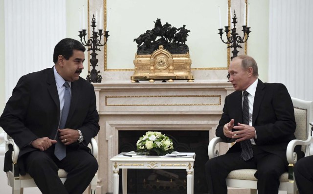 Russian President Vladimir Putin (R) meets with his Venezuelan counterpart Nicolas Maduro at the Kremlin in Moscow, Russia October 4, 2017. REUTERS/Yuri Kadobnov/Pool