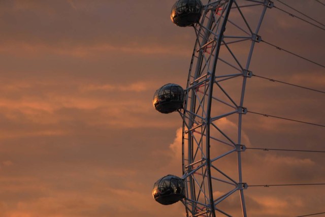 People ride inside pods attached to London Eye at sunset in London, Britain October 7, 2017. REUTERS/Afolabi Sotunde