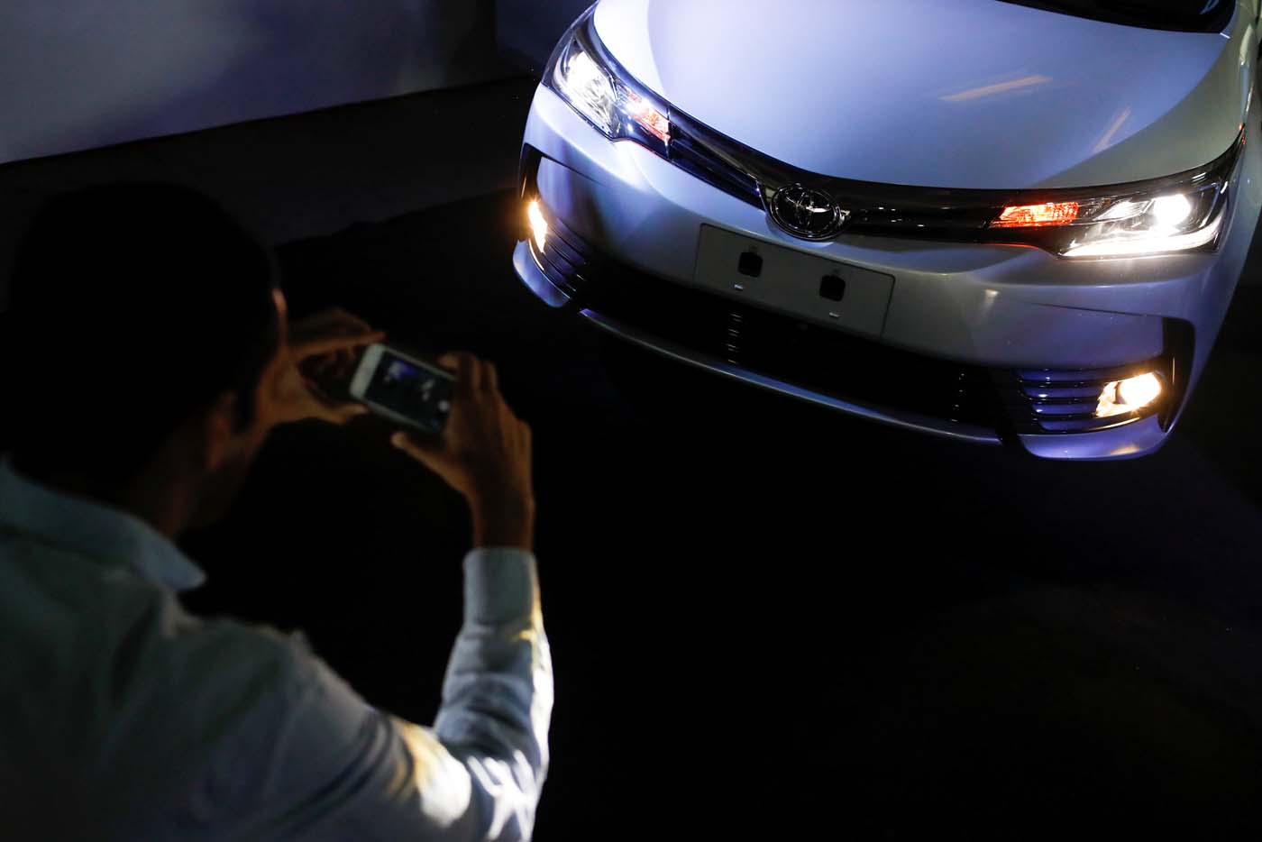 En medio del derrumbe de la industria, Toyota lanza un nuevo carro en Venezuela
