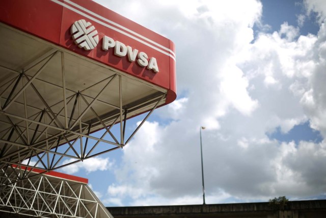 El logotipo corporativo de la petrolera estatal PDVSA se ve en una gasolinera en Caracas, Venezuela, el 30 de agosto de 2017. REUTERS / Andres Martinez Casares / Foto del archivo