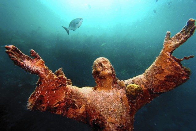 El Cristo del Abismo, Italia. La estatua de Jesucristo, colocada en el fondo del mar en la bahía de San Fruttuoso, tiene una altura de aproximadamente de 2,5 metros. Fue instalada en 1954 a una profundidad de 17 metros y fue dedicada a Dario Gonzatti, uno de los buceadores más famosos de Italia.
