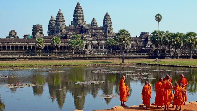 Templo hindú de Angkor Wat, Camboya. Complejo gigante dedicado al dios Visnú. Es uno de los edificios religiosos más grandes jamás construidos y uno de los monumentos arqueológicos más importantes del mundo. Definitivamente abandonado en 1594, cuando el imperio fue conquistado por los siameses.