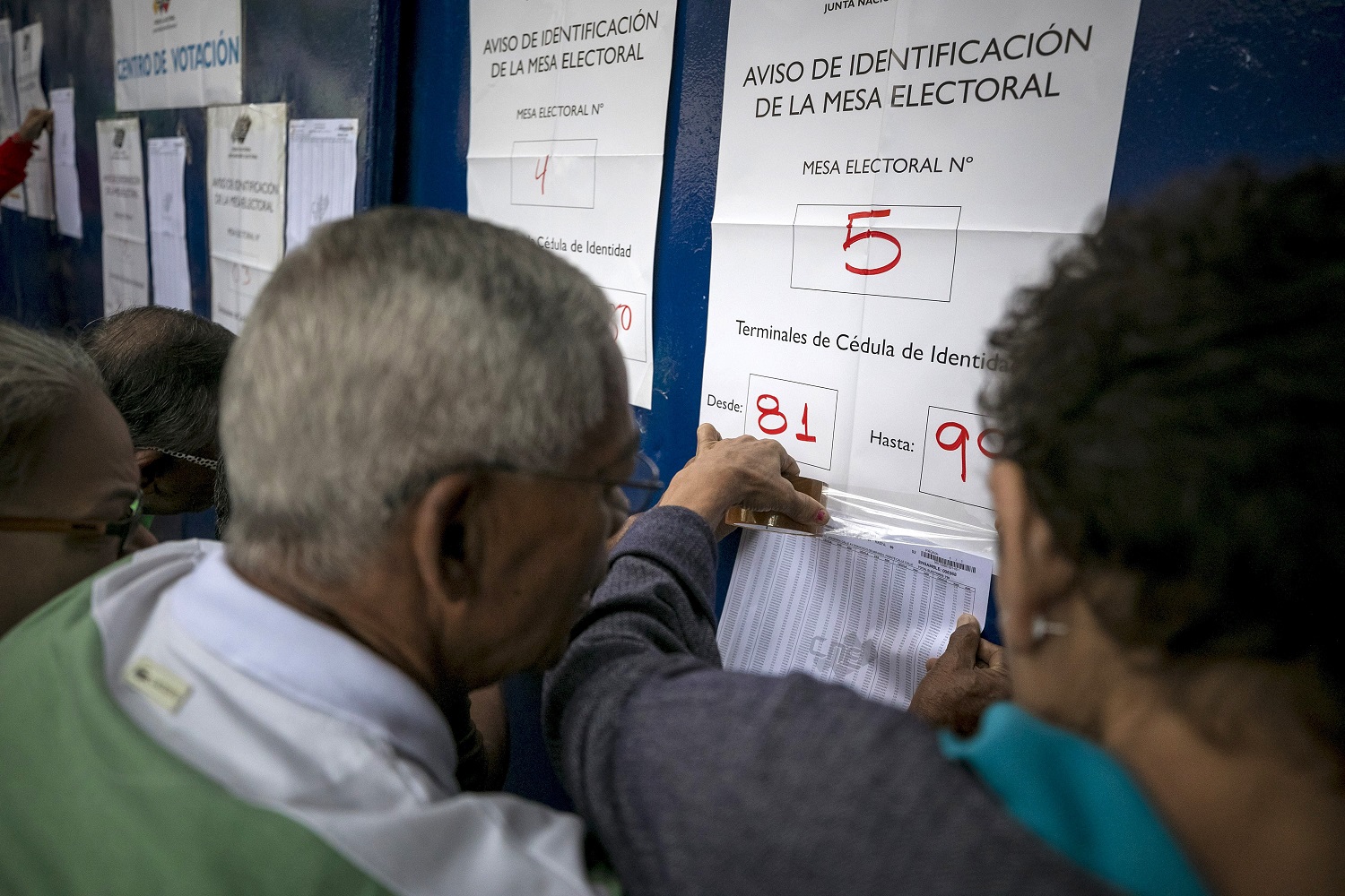 Venezolanos a las urnas tras meses de confrontación en las calles