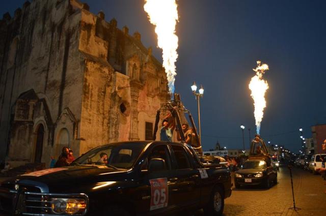 Vista general del desfile de los llamados "Dragones" como parte de la iniciativa "Noches Mágicas" hoy, viernes 27 de octubre de 2017, en el poblado de Yuriria, en el estado mexicano de Guanajuato (México). Al caer la noche en Yuriria, este Pueblo Mágico del estado mexicano de Guanajuato se iluminó hoy ante la algarabía y el brillo en las calles de un destino turístico que alberga, entre otros atractivos, la primera gran obra hidráulica colonial de América, una laguna artificial del siglo XVI. EFE/Mario Armas