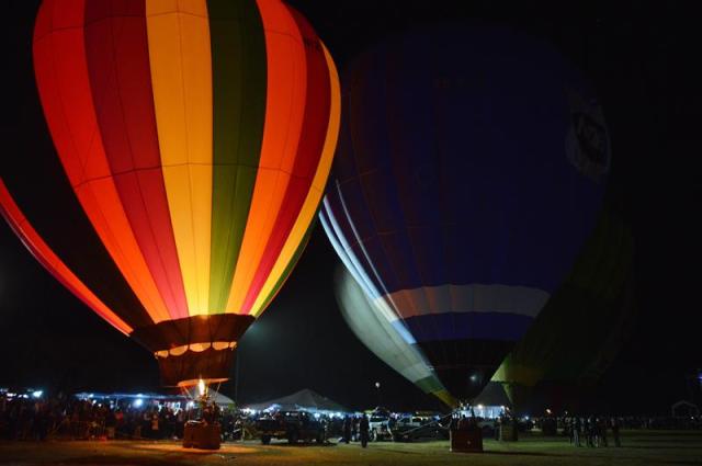 Vista general que muestra globos aerostáticos como parte de la iniciativa "Noches Mágicas" hoy, viernes 27 de octubre de 2017, en el poblado de Yuriria, en el estado mexicano de Guanajuato (México). Al caer la noche en Yuriria, este Pueblo Mágico del estado mexicano de Guanajuato se iluminó hoy ante la algarabía y el brillo en las calles de un destino turístico que alberga, entre otros atractivos, la primera gran obra hidráulica colonial de América, una laguna artificial del siglo XVI. EFE/Mario Armas