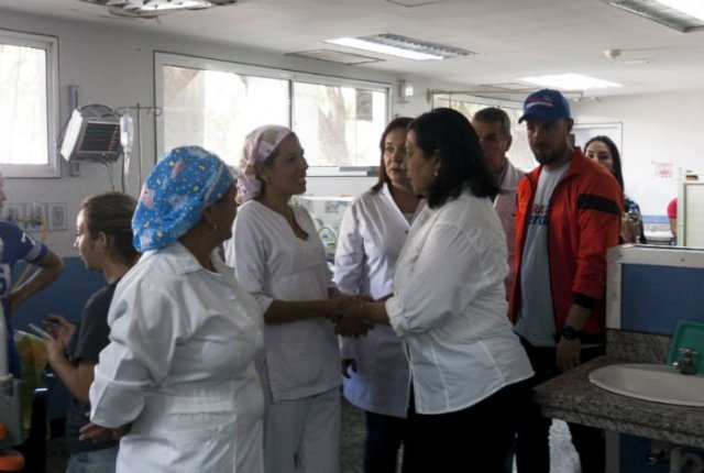La gobernadora del estado Lara, Carmen Meléndez promete que no habrá más niños en los pasillos de los hospitales / Foto: Iván Piña