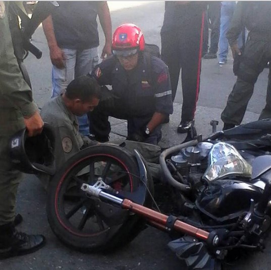 ¡Insólito! Patrulla de la PNB colisiona contra un GNB motorizado en Maiquetía