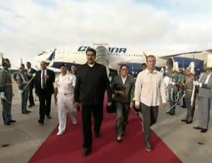 ¡Eso pues!… Chavistas recibieron a Maduro con alfombra roja, saludos y de paso … en cadena nacional