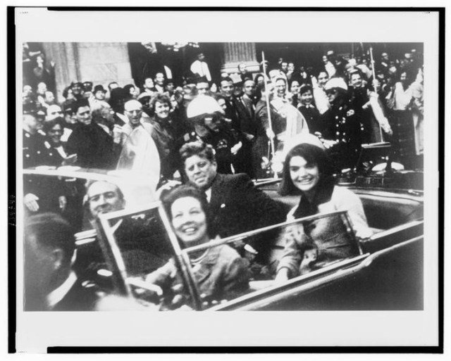 Imagen de archivo del expresidente estadounidense John F. Kennedy (centro) y la ex primera dama Jacqueline Kennedy momentos antes del magnicidio en Dallas,Texas, el 22 de noviembre de 1963. ATENCIÓN EDITORES: ESTA IMAGEN FUE PROVISTA A REUTERS POR UN TERCERO. SÓLO PARA USO EDITORIAL.