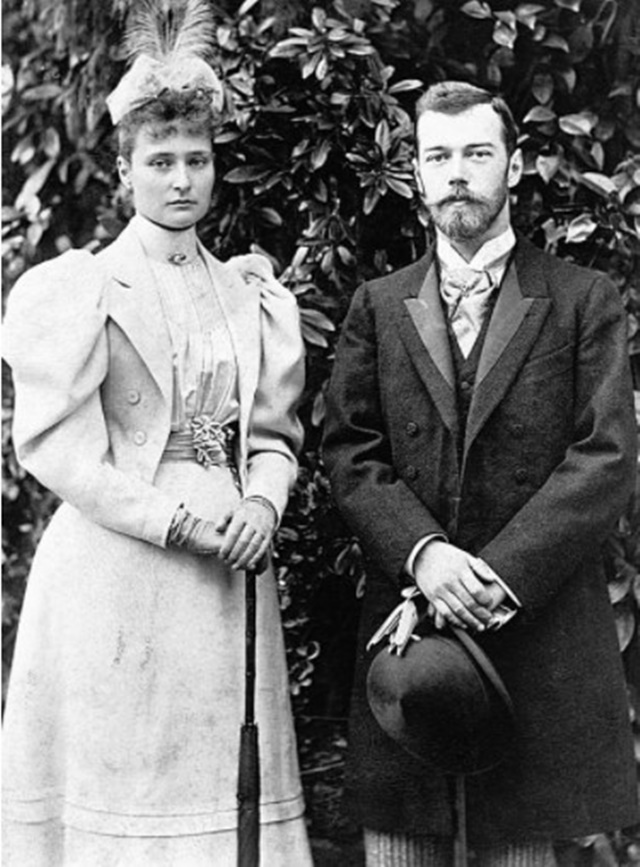 Nicholas Alexandrovich Romanov (1868-1918), antes de convertirse en el zar Nicolás II , junto a su esposa Alix of Hesse (1872-1918), luego Alexandra Fiodorovna).