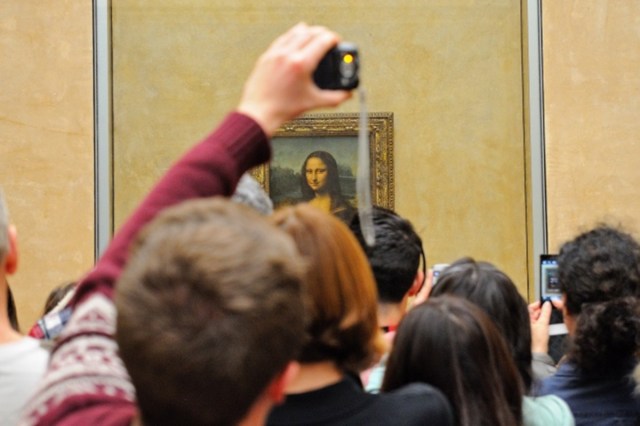 Mona Lisa. En realidad, el cuadro no es tan grandioso en tamaño como lo suelen mostrar en las pantallas de televisión. El original se encuentra en el Museo del Louvre y presenta unas dimensiones bastante pequeñas: una altura de 77 centímetros y un ancho de 53.