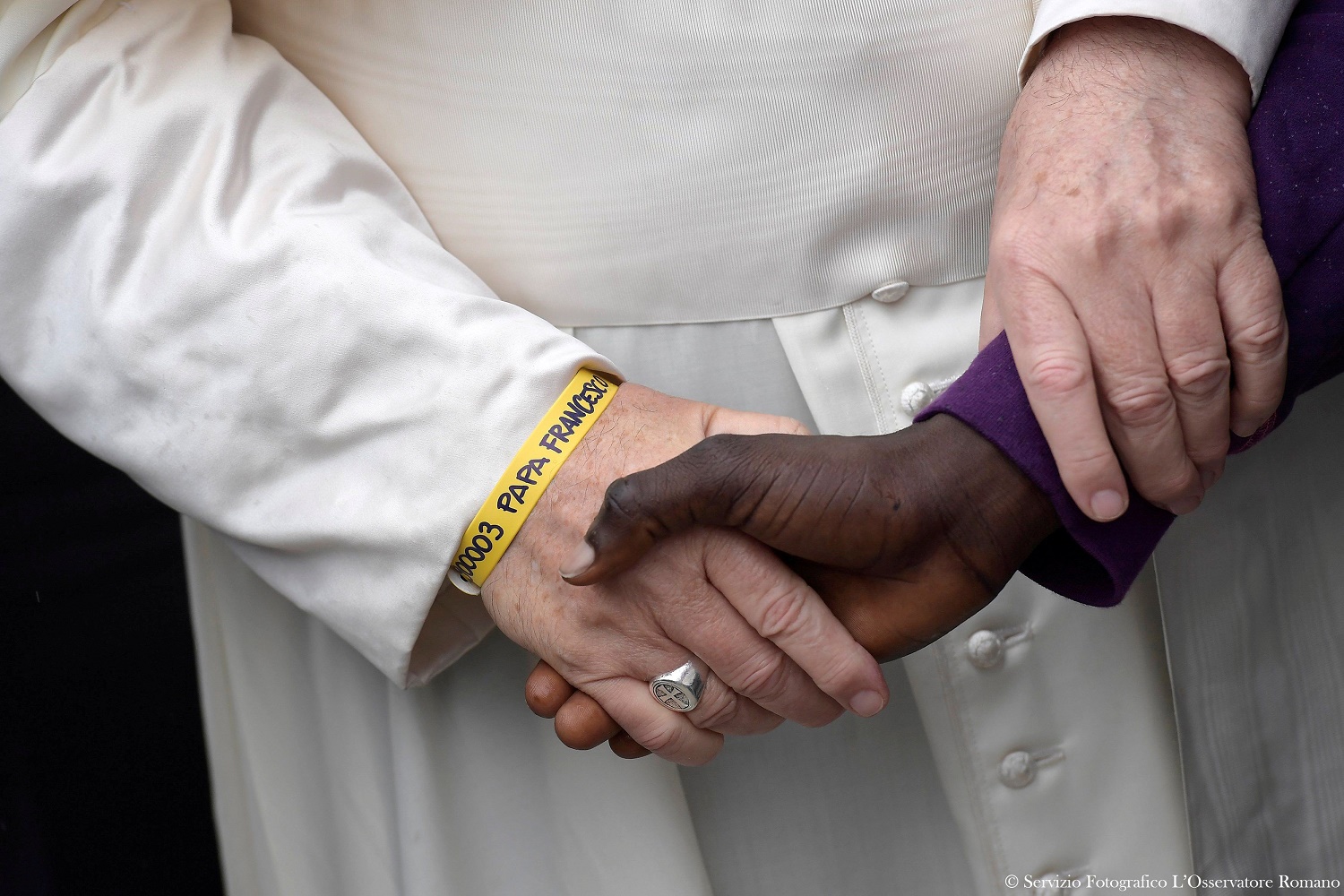 El papa Francisco pide que se abran corredores humanitarios para los refugiados