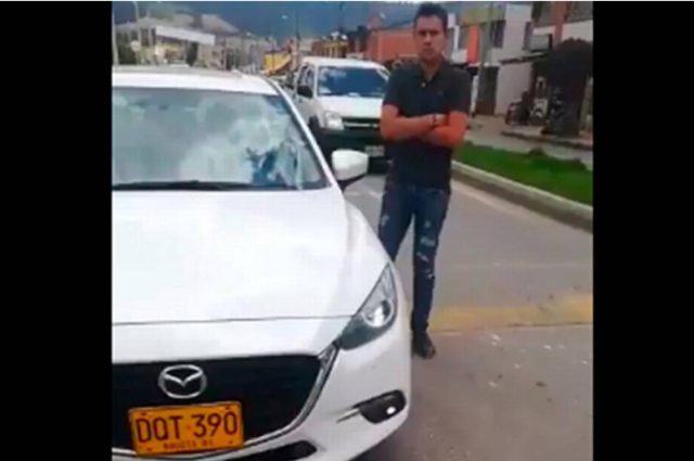 Juan Camilo García Tobasia fue capturado el jueves 5 de octubre en Colombia luego de que atropelló y le pasó el carro por encima a Lina Molina. Al fondo a la derecha el vehículo que conducía el hombre. Imagen tomada de video