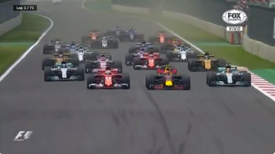 El toque entre Lewis Hamilton y Sebastian Vettel en el inicio del GP de México