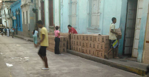 Entregan caja Clap al lado de un centro electoral en Vargas (Foto: cortesía)