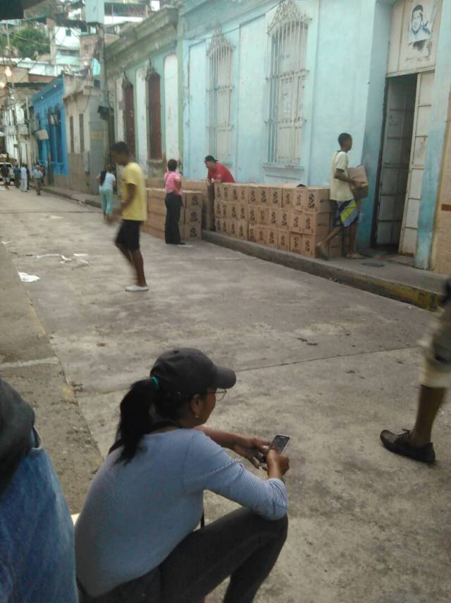 Entregan caja Clap al lado de un centro electoral en Vargas (Foto cortesía) 