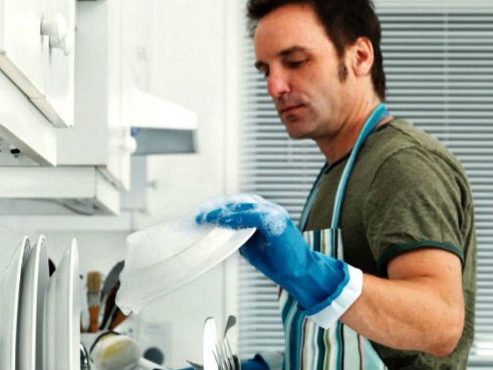 Coge dato… Hombres que limpian la cocina tienen más sexo