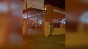 ¿Qué esconderá? Una joven paraguaya corre desnuda tras el novio que se llevó su celular