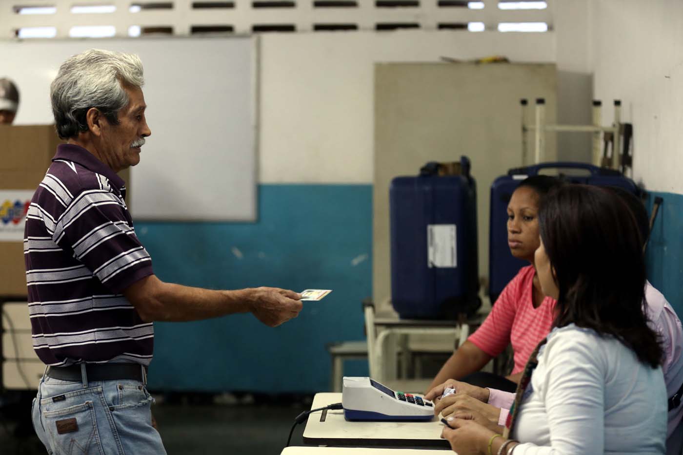 Venezolanos eligen gobernadores con confusas papeletas de votación y la reubicación de varios centros