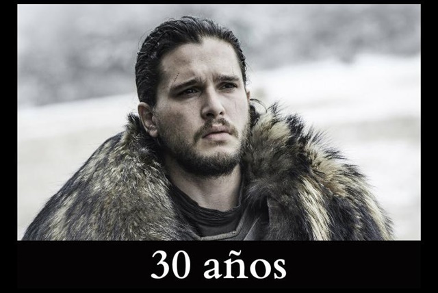 Jon Snow “You know nothing Jon Snow”… ¡ni tu edad! El personaje interpretado por Kit Harington es un adolescente de 14 años al inicio de los libros. Aunque en la serie lo muestran como un adulto joven de 17 años. Sin embargo, Kit tiene 30 años.