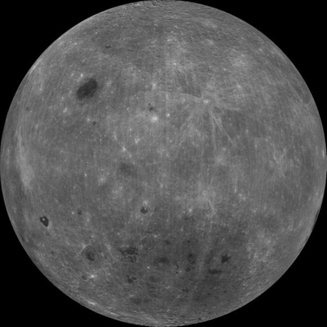 La cara oculta de la Luna. Desde la Tierra no se podrá ver esta cara de la Luna. Pero la podrás disfrutar con alguna foto realizada desde el espacio. La primera imagen tomada de la cara oculta de la Luna la realizaron los soviéticos en 1959. En el reverso del satélite se encuentran dos mares: el Mar de Moscovia y el Mar del Ingenio, así como los mayores cráteres lunares.