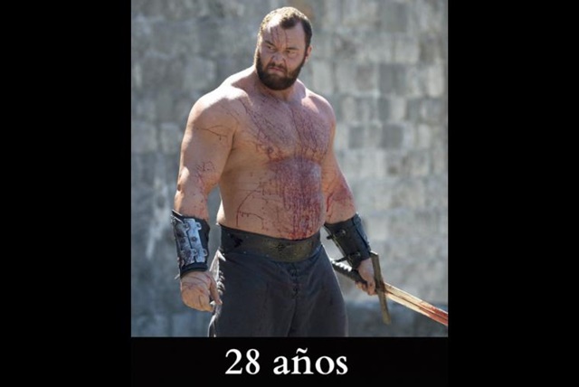 The Mountain Ser Gregor Clegane, es apodado “La Montaña” por sus descomunales dimensiones. Y aunque en la serie no nos enteramos de su edad (le calculamos unos 35), por increíble que parezca, el actor islandés que le da vida, Hafthór Júlíus Björnsson, tiene 28 años de edad.