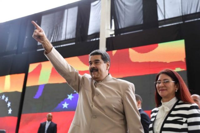Nicolás Maduro y Cilia Flores durante la juramentación de Héctor Rodríguez