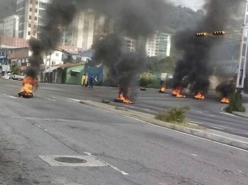 Manifestantes cierran el paso en Av. Las Américas en Mérida (fotos)