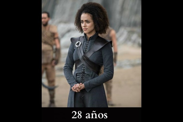 Missandei Es educada y sabe varios idiomas. Aunque en los libros se convierte en la mano derecha de Khaleesi a los 10 años, en la serie la vemos como una veinteañera. Aunque en realidad, la actriz Nathalie Emmanuel tiene 28 años de edad.