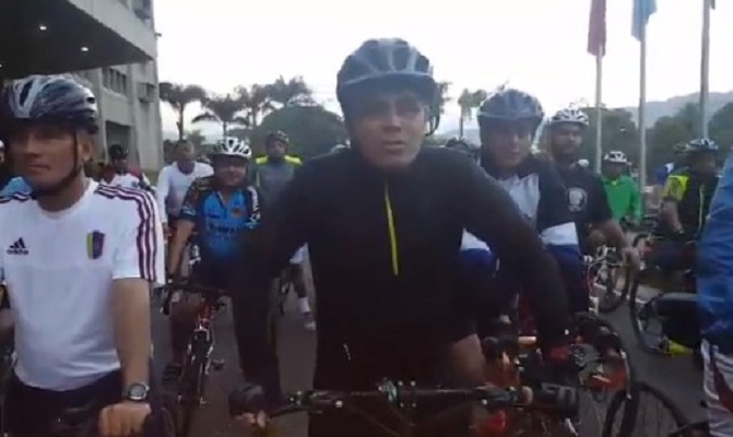 ¡A rebajar! Padrino López y el Alto Mando Militar amanecieron pedaleando (Video)