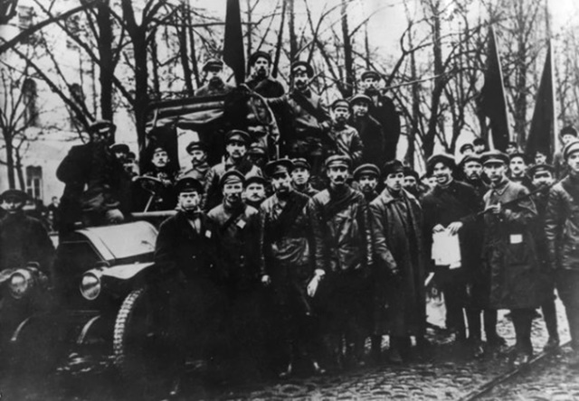Octubre de 1917: Soldados del Ejérctio rojo avanzan sobre Moscú.