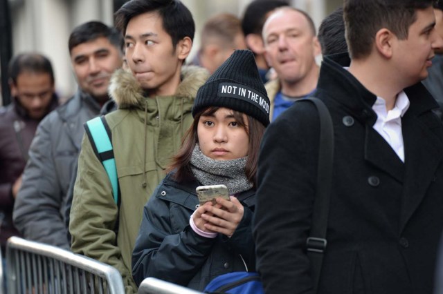 People queue outside Apple's Regent Street store in central London on November 3, 2017 waiting for the store to open on the say of the launch of the Apple iPhone X. Apple's flagship iPhone X hit stores on November 3, as the world's most valuable company predicted bumper sales despite the handset's eye-watering price tag and celebrated a surge in profits. The device features facial recognition, cordless charging and an edge-to-edge screen made of organic light-emitting diodes used in high-end televisions. It marks the 10th anniversary of the first iPhone release and is released in about 50 markets around the world. / AFP PHOTO / CHRIS RATCLIFFE