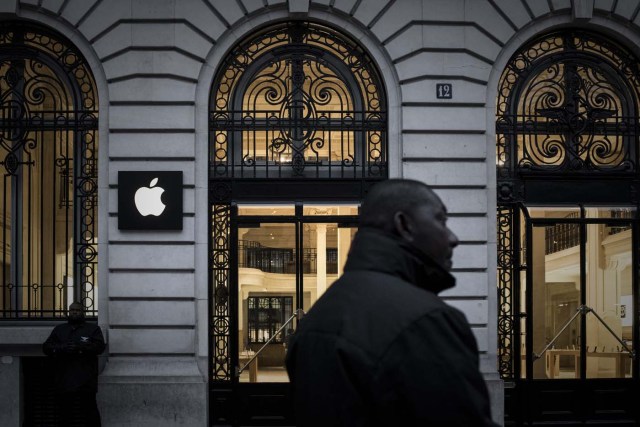 Security staff stand outside an Apple shop early morning on the release day of the new iPhone X in Paris on November 3, 2017. / AFP PHOTO / PHILIPPE LOPEZ