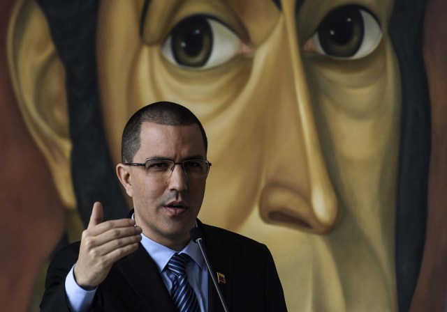 Venezuelan Foreign Minister Jorge Arreaza speaks before a meeting with diplomats in Caracas on November 14, 2017. The government of Nicolas Maduro on Thursday accused the United States of "fomenting violence" with its new sanctions package against Venezuelan officials after the announcement of a resumption of dialogue with the opposition. / AFP PHOTO / JUAN BARRETO