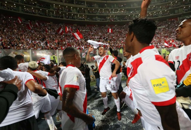 Peruvian players celebrate after defeating New Zealand by 2-0 and qualifying for the 2018 football World Cup, in Lima, Peru, on November 15, 2017. Jefferson Farfan and Christian Ramos scored as Peru defeated New Zealand to reach the World Cup for the first time since 1982 on Wednesday, sealing the last ticket to Russia with a 2-0 win. / AFP PHOTO / LUKA GONZALES