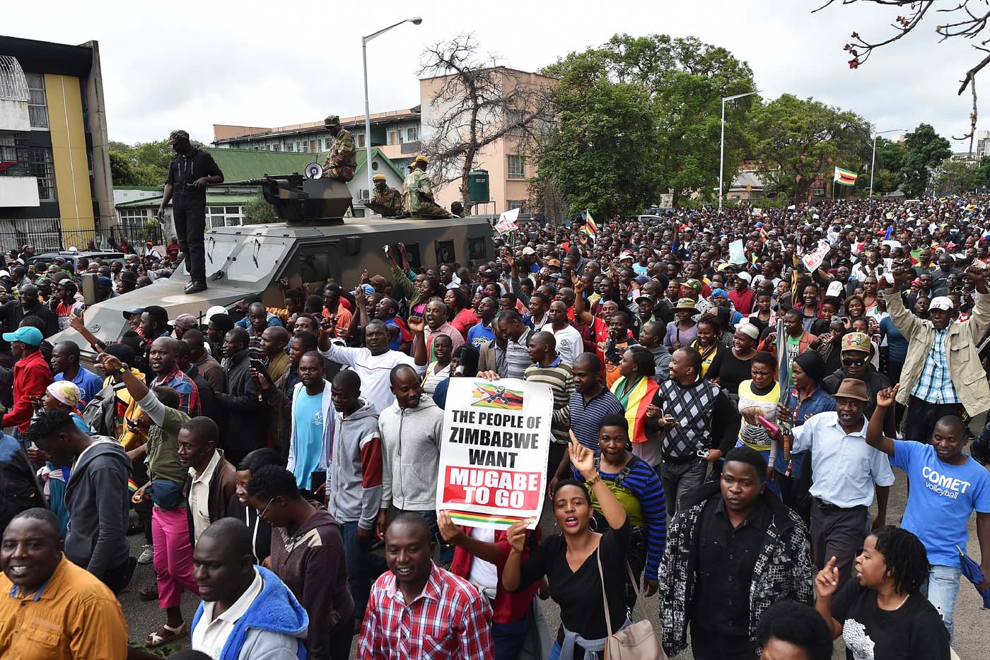 Miles de zimbabuenses salen a la calle para pedir que Mugabe se vaya (fotos)