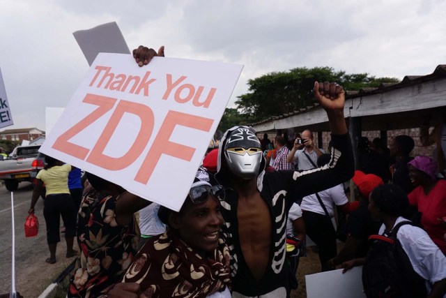 People gather outside Harare's airport to welcome former Zimbabwean vice-president Emmerson Mnangagwa on November 22, 2017 in Harare. Mnangagwa, 75, was sacked by the president on November 6 in a move that pushed infuriated army chiefs to intervene, triggering a series of events which led to Mugabe's ouster. Nicknamed "the Crocodile" for his ruthlessness, Emmerson Mnangagwa who will take over as Zimbabwe's next president, is a hardliner with ties to the military who could prove as authoritarian as his mentor Robert Mugabe. / AFP PHOTO / ZINYANGE AUNTONY